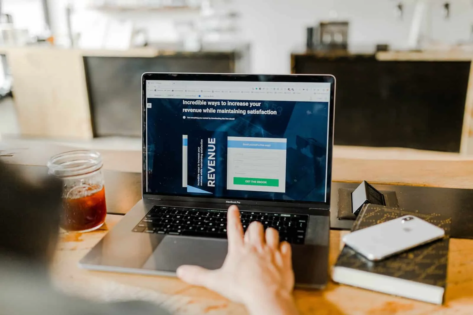 faire un benchmark pour analyser les concurrents